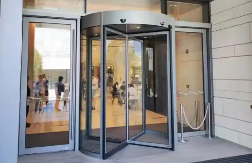 武威旋转门改善残障人士的出行体验！