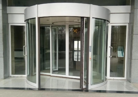 武威旋转门需要配备哪些安全防护措施？