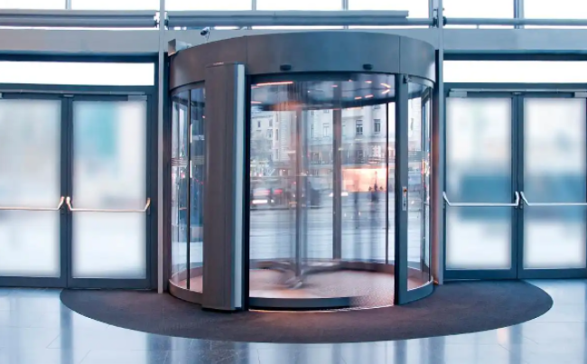 武威应对人流量大的入口？旋转门的高效分流与不间断通行优势！